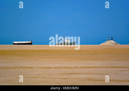 Nave arenata, scow e osservazione post nel deserto vicino al Mar Rosso. Prese a 200mm da una distanza, gli oggetti sembrano essere nel deserto. Foto Stock