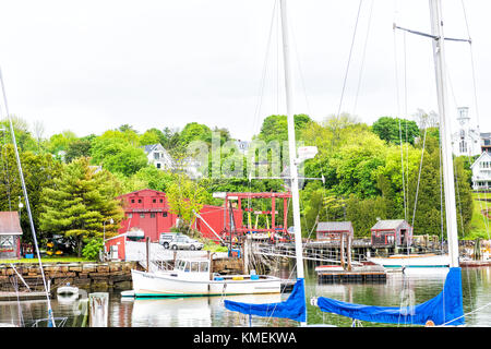 Rockport, Stati Uniti d'America - 9 giugno 2017: vuoto porto marina in piccolo villaggio nel maine durante la pioggia con barche e vista del centro della città, segno sulla costruzione Foto Stock