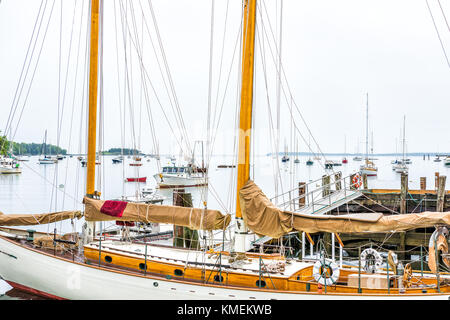 Rockport, Stati Uniti d'America - 9 giugno 2017: vuoto porto marina in piccolo villaggio nel maine durante la pioggia con barche e vista del centro della città, a rampa per barche a vela Foto Stock