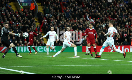 Di Liverpool Roberto Firmino (seconda a destra) punteggi i suoi lati terzo obiettivo del gioco durante la UEFA Champions League, gruppo e corrispondono ad Anfield, Liverpool. Foto Stock