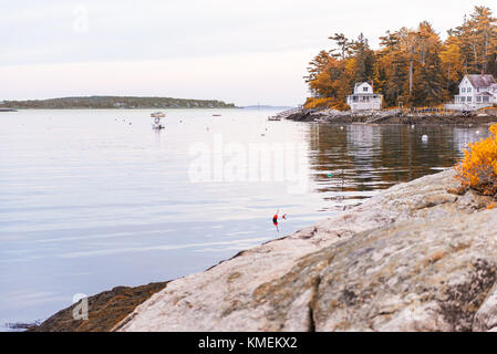 Tramonto in serata a Boothbay Harbor nel piccolo villaggio nel Maine con costa rocciosa e case in autunno caduta delle foglie Foto Stock