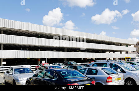 Auto parcheggiata in un consiglio parco auto, Inghilterra, Regno Unito. Foto Stock
