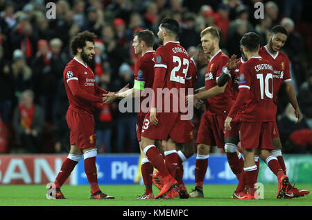 Liverpool è Mohamed Salah (sinistra) celebra il suo punteggio i lati del settimo obiettivo durante la UEFA Champions League, gruppo e corrispondono ad Anfield, Liverpool. Foto Stock