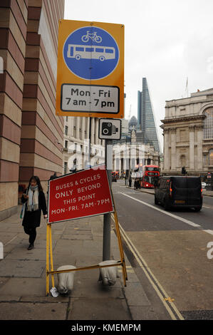 Segnaletica stradale applicando il traffico libero schema di giunzione sulla Queen Victoria Street vicino a stazione di banca a Londra in Inghilterra