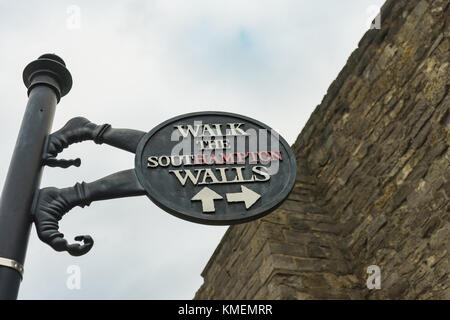 A 'piedi il Southampton muri " segno nel centro della città di Southampton, England, Regno Unito Foto Stock