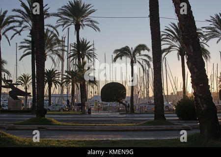 Palma di Maiorca, isole Baleari, Spagna - 5 dicembre 2017: paseo maritimo crepuscolo palme e il porto con la luce di Natale decorazioni su dicembre Foto Stock