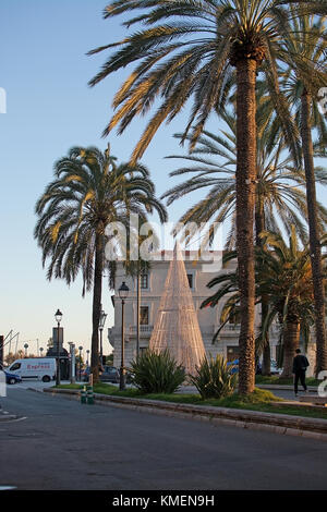 Palma di Maiorca, isole Baleari, Spagna - 5 dicembre 2017: paseo maritimo crepuscolo palme e il porto con la luce di Natale decorazioni su dicembre Foto Stock