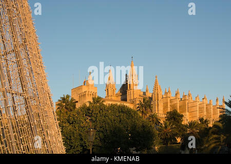 Cattedrale la seu dettaglio e Natale decorazioni di luce al tramonto su dicembre 5, 2017 a Palma di Maiorca, isole Baleari, Spagna. Foto Stock