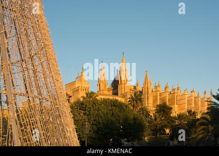 Cattedrale la seu dettaglio e Natale decorazioni di luce al tramonto su dicembre 5, 2017 a Palma di Maiorca, isole Baleari, Spagna. Foto Stock