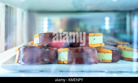 Selezione di carni congelate di pistacchi e cioccolato gelato a sandwich in frigo in mostra presso il cafe nella città di Positano, costiera amalfitana, Italia Foto Stock