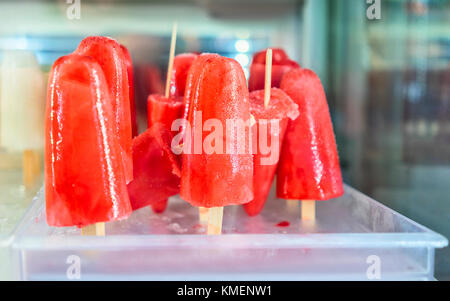 Selezione di rosso frutta congelata sorbetto gelato in frigo in mostra presso il cafe nella città di Positano, costiera amalfitana, Italia Foto Stock
