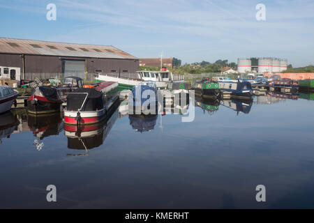 Canal Boat posti barca presso i monaci Prato Foto Stock