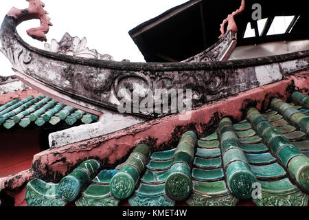 Impressione con decorazione brillante sul tetto del tempio con uno stile cinese, yin e yang piastrella, antica la texture e la parte superiore del tetto, close up dettaglio d'arte Foto Stock