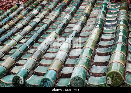 Impressione con decorazione brillante sul tetto del tempio con uno stile cinese, yin e yang piastrella, antica consistenza e roof top in rosso a Ho Chi Minh city Foto Stock