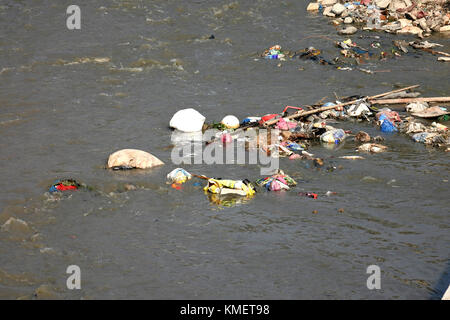 Bloccato in plastica in un fiume e accumulare Foto Stock