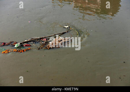 Bloccato in plastica in un fiume e accumulare Foto Stock