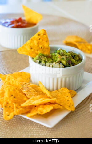 Mexican nachos. fatti in casa salse messicano con corn chips Foto Stock