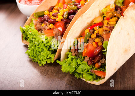 Coppia di tacos sul tavolo di legno Foto Stock
