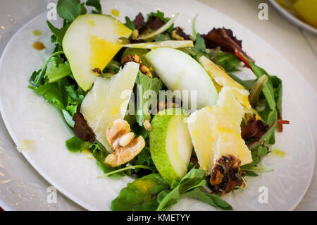 Insalata con le pere, di noci e formaggio su piastre bianche Foto Stock