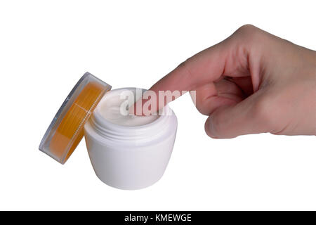 Femmina mano destra prende una crema da un bianco in plastica contenitore isolato su bianco Foto Stock