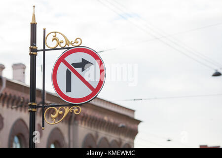 Non gira a destra. segnale di divieto in versione vintage. Foto Stock