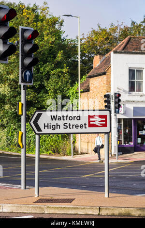 Segno di direzione a Watford High street station, Watford, Hertfordshire, England, Regno Unito Foto Stock