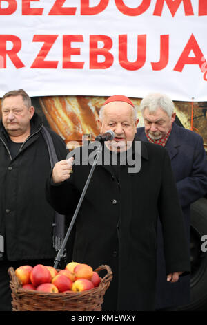 A Cracovia, Polonia - 20 dicembre 2015: il Cardinale Stanislaw Dziwisz durante la vigilia di Natale per i poveri e i senzatetto sul mercato centrale di Cracovia. Foto Stock