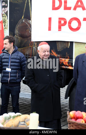 A Cracovia, Polonia - 20 dicembre 2015: il Cardinale Stanislaw Dziwisz durante la vigilia di Natale per i poveri e i senzatetto sul mercato centrale di Cracovia. Foto Stock