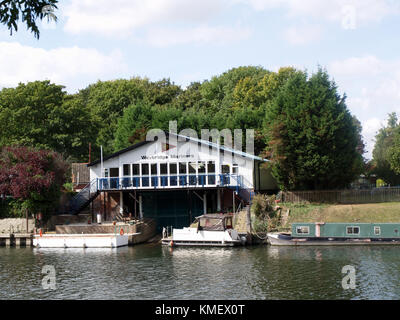 Vista sul fiume verso weybridge mariners motor boat club in Shepperton dalla banca del fiume Tamigi a Weybridge, Surrey, England, Regno Unito Foto Stock