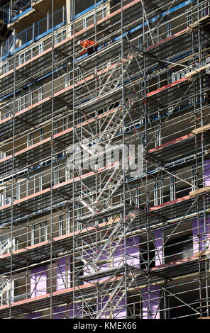 Ponteggio su un alto edificio sito in costruzione, Norwich, Norfolk, Inghilterra Foto Stock