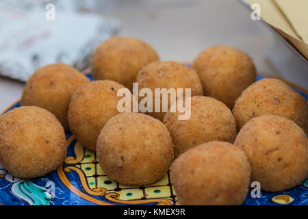 Arancino: tipico siciliano di cibo di strada Foto Stock