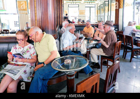 Una coppia di sposi e dei cittadini anziani in Café A Brasileira, Braga, Portogallo Foto Stock