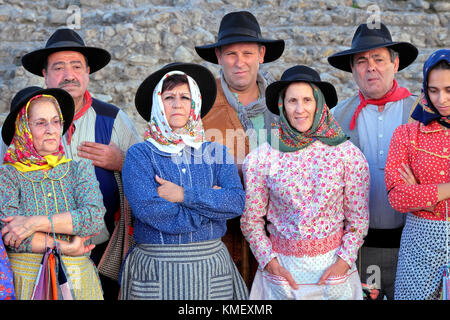 I membri della locale folk Gruppo di canto Grupo Cantares, Evora, Portogallo Foto Stock