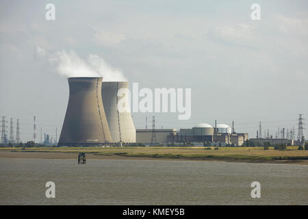 Fumo dal camino industriale in fabbrica energetico. Foto Stock