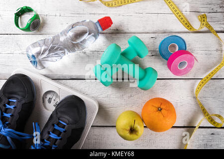 Le attrezzature per il fitness e accessori di colore bianco su uno sfondo di legno. laici piatta Foto Stock