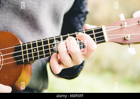 L'uomo gioca l'ukulele Foto Stock