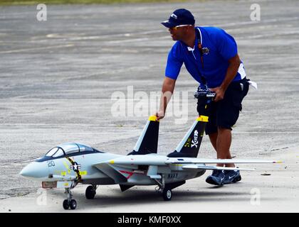 Un partecipante passeggiate un modello F-14 Tomcat jolly rancher Fighter Aircraft per l'area di sosta durante il più grande little air show in corrispondenza della giunzione base Pearl harbor-hickam Pacific Aviation Museum su ford island giugno 3, 2017 a Honolulu, Hawaii. (Foto di mcs2 jason abrams via planetpix) Foto Stock