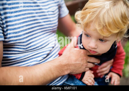 Padre con little boy, giorno d'estate. Foto Stock