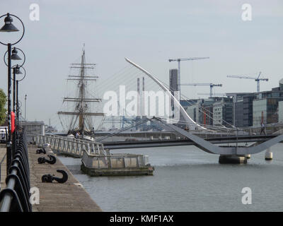 Moderno e tradizione lungo il fiume Liffey a Dublino, Irlanda Foto Stock