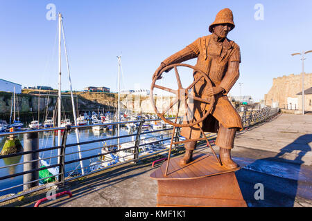 Il timoniere, una scultura da Ray Lonsdale di onorare il lavoro del Royal National scialuppa di salvataggio istituzione, a Seaham Harbour, Durham Regno Unito Foto Stock
