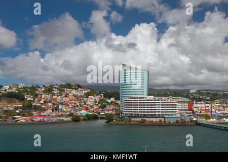 Città sulla costa del mare e le nuvole. Fort-de-France, Martinica Foto Stock