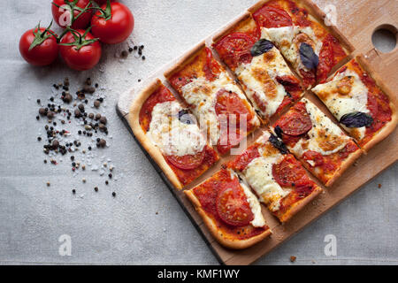 Rustico pizza italiana con mozzarella di bufala, i formaggi e le foglie di basilico. cibo vegetariano Foto Stock