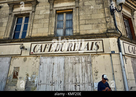 Il Cafe du Relais - un vecchio negozio di fronte e firmare in Langeais Francia. Foto Stock