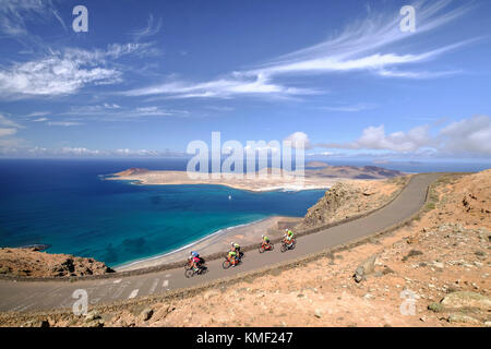 Un gruppo di ciclisti a pedalare sulla strada costiera,Lanzarote,isole Canarie,Spagna Foto Stock