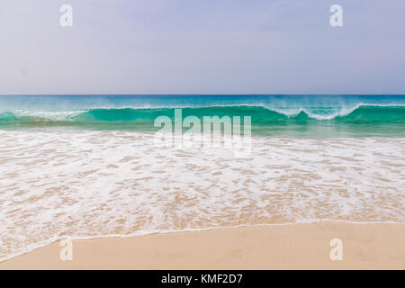 Onde che si infrangono sulla spiaggia di Santa Monica Beach, 18km di sabbia a sud di Boa Vista, Capo Verde Foto Stock