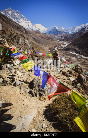 Bandiere di preghiera attraverso le valli in Himalaya in rotta verso il Campo Base Everest Foto Stock