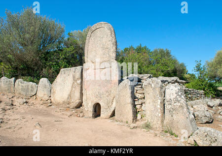 Tomba dei Giganti Coddu Vecchiu, la tomba di giganti di Coddu Vecchiu, Arcachena, Costa Smeralda, Sardegna, Italia, Europa Foto Stock