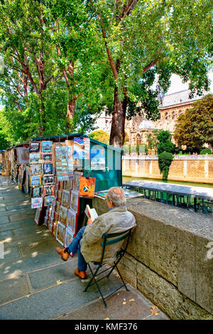 Libraio si spegne dalla Seine, Parigi Foto Stock