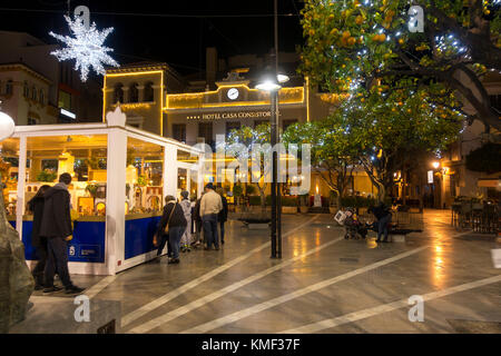 Casa concistoriali. Hotel decorato con le luci di Natale e la scena della Natività, Belén davanti, Fuengirola, Costa del Sol, Andalusia, Spagna. Foto Stock