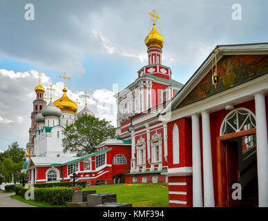 Rosso vivace Chiesa vista in Mosca, Russia Foto Stock